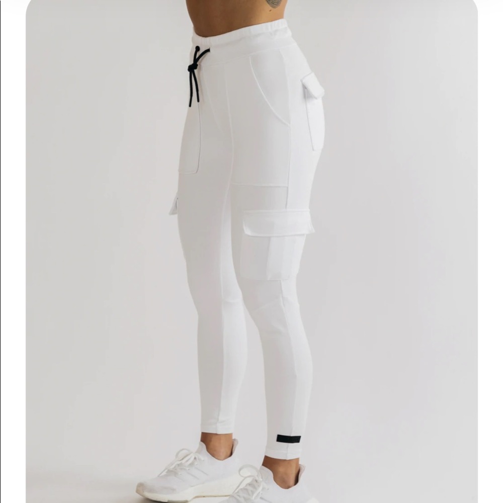 Alphalete- Identity Cargo - White size S